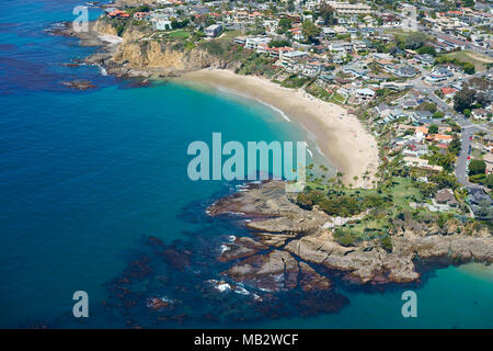 VISTA AEREA. Costa frastagliata intorno a Crescent Bay e Twin Points. Laguna Beach, Orange County, California, USA. Foto Stock