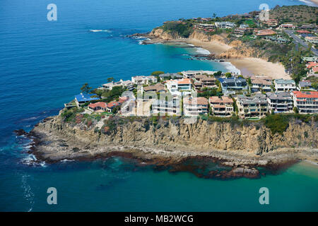 VISTA AEREA. Proprietà di lusso su un pittoresco promontorio roccioso. Emerald Point, Laguna Beach, Orange County, California, USA. Foto Stock