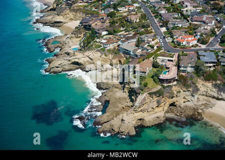 VISTA AEREA. Case da sogno su una costa frastagliata che si affaccia sull'Oceano Pacifico. Three Arches, Laguna Beach, Orange County, California, USA. Foto Stock