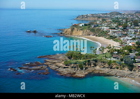 VISTA AEREA. Costa frastagliata intorno a Crescent Bay e Twin Points. Laguna Beach, Orange County, California, USA. Foto Stock