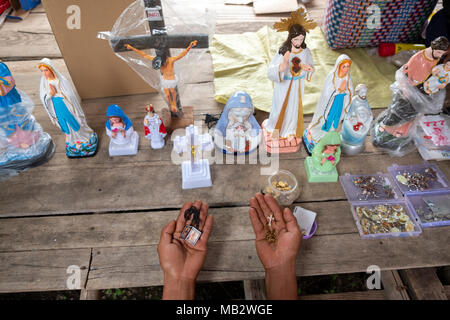 Icone cristiane per la vendita al mercato Demoso in Stato Kayah, Myanmar Foto Stock