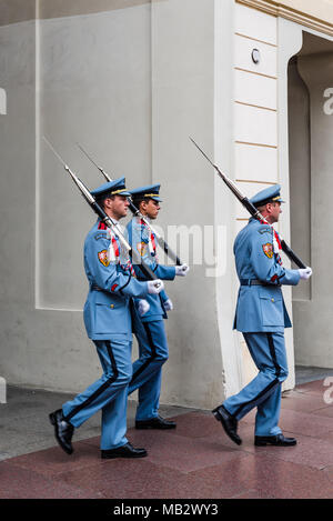 Praga, Repubblica Ceca - 19 agosto 2017: tre soldati che marciano durante il cambio della guardia nel Castello di Praga Foto Stock