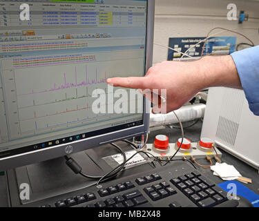 Robert bollette, combustibili aerospaziale Laboratorio chimico, punti in un gas cromatogramma analisi dopo l'esecuzione del fluido idraulico dei campioni in analisi investigative Lab di Wright-Patterson Air Force Base in Ohio, Feb 13, 2018. L'analisi mostra la separazione di composti nei campioni, rivelando i contaminanti. Foto Stock