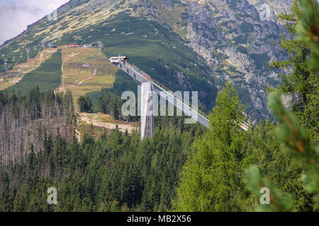Un vecchio ski jumping rampa nella Štrbske Pleso, Alti Tatra, Slovacchia Foto Stock