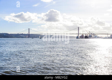 Il famoso Ponte 25 Aprile sul fiume Tago a Lisbona ispirato al Golden Gate di San Francisco. Foto Stock