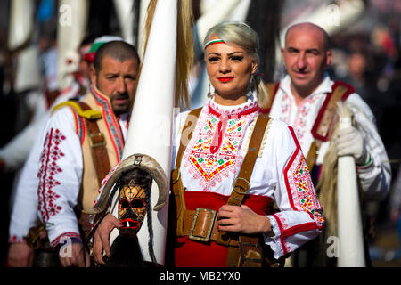 Pernik, Bulgaria - 28 Gennaio 2018: i partecipanti prendono parte al Festival Internazionale di giochi Masquerade Surva. Il festival promuove variazioni o Foto Stock