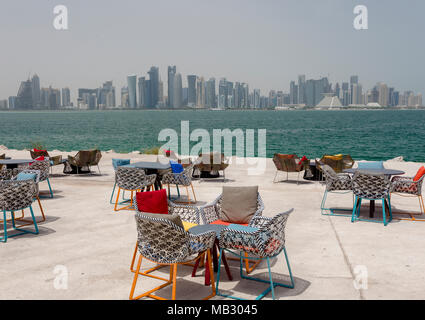 DOHA, QATAR - Aprile 4, 2018: il museo di arte islamica park's cafe cercando di fronte all'impressionante skyline di Doha il distretto commerciale, Foto Stock