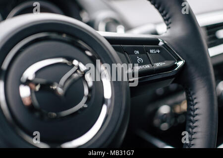 Minsk, Bielorussia - 30 Marzo 2018: Primo piano immagine della Mazda CX-9 volante con logo e dei tasti del regolatore velocità Foto Stock