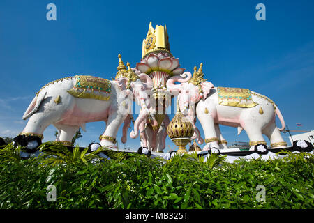 Monumento, tre mitologica bianco a tre teste figure di elefante, monumento Thanon Na Phra Lan, Rajadamnoen Nai Road, Bangkok Foto Stock