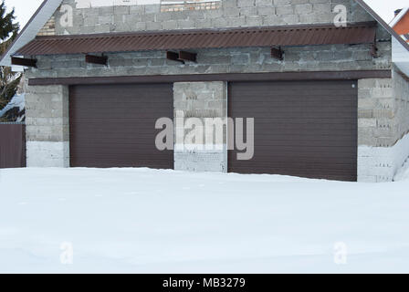 Garage pietra con persiane di colore marrone per due vetture Foto Stock