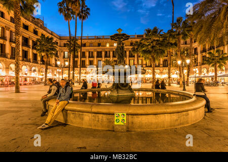 Vista notturna di Placa Reial piazza (Plaza Real) nel Quartiere Gotico di Barcellona, in Catalogna, Spagna Foto Stock