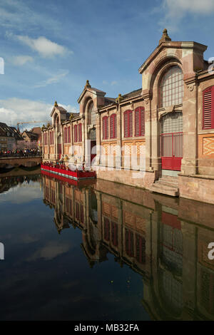 Marché couvert Market Hall del canale, città vecchia, Colmar, Alsazia, Francia Foto Stock