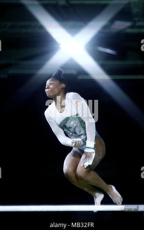 L'Inghilterra del Taeja James su le barre irregolari nell'esercitazione del pavimento durante le Donne Squadra Finale e qualificazione individuale a Coomera centro sportivo coperto durante il giorno due del 2018 Giochi del Commonwealth in Gold Coast, Australia. Foto Stock