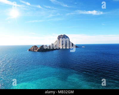 Es Vedra e es Verdranell sull isola di Ibiza. Famosa formazione rocciosa con il turchese del mare e il blu del cielo. Foto Stock