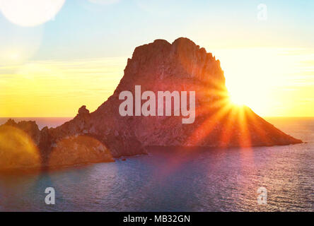 Es Verdra e Es Vedranell al tramonto. Famosa formazione rocciosa sull isola di Ibiza. Al tramonto o al tramonto in scena l'estate. Foto Stock
