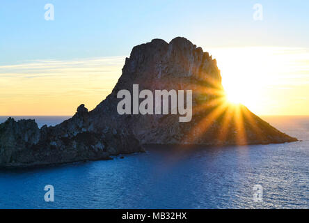 Es Verdra e Es Vedranell al tramonto. Famosa formazione rocciosa sull isola di Ibiza. Al tramonto o al tramonto in scena l'estate. Foto Stock