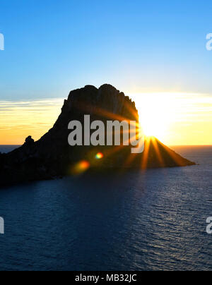 Es Verdra e Es Vedranell al tramonto. Famosa formazione rocciosa sull isola di Ibiza. Al tramonto o al tramonto in scena l'estate. Foto Stock