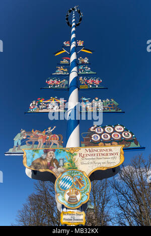 Maypole al Viktualienmarkt, Monaco di Baviera, Germania Foto Stock