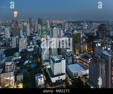 Vista da Lebua State Tower sui grattacieli, al tramonto, Sathon Tai Road, Bang Rak distretto, Bangkok, Thailandia Foto Stock