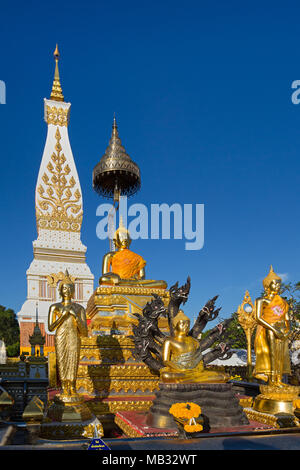 Golden Statue di Buddha di fronte al Chedi di Wat Phra That Phnom, tempio complesso in Amphoe che Phnom Foto Stock