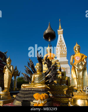 Golden Statue di Buddha di fronte al Chedi di Wat Phra That Phnom, tempio complesso in Amphoe che Phnom Foto Stock