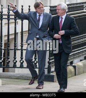 Del Parlamento europeo capo Brexit Guy Verhofstadt con David Davis a Downing Street per Brexit colloqui di Londra, Regno Unito. Dotato di: Guy Verhofstadt (sinistra) David Davis (destra) dove: London, England, Regno Unito quando: 06 Mar 2018 Credit: Wheatley/WENN Foto Stock