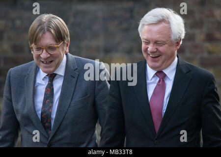 Del Parlamento europeo capo Brexit Guy Verhofstadt con David Davis a Downing Street per Brexit colloqui di Londra, Regno Unito. Dotato di: Guy Verhofstadt (sinistra) David Davis (destra) dove: London, England, Regno Unito quando: 06 Mar 2018 Credit: Wheatley/WENN Foto Stock