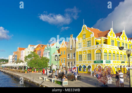 Iconica e gli edifici colorati a Handelskade harbour waterfront con thr nuovo 'Bloccare il vostro amore il cuore di scultura, Punda distretto di Willemstad, Curaca Foto Stock