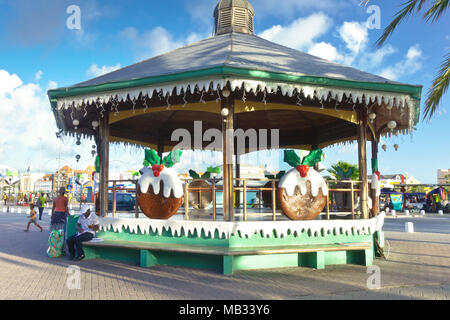 Colorate decorazioni di Natale su un padiglione in Willemstad, Curacao, Caraibi, Gennaio 2018 Foto Stock