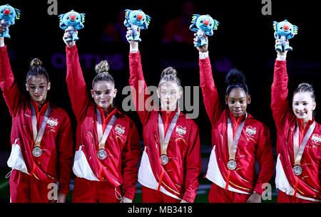 L'Inghilterra del team di Kelly Simm, Lucia Stanhope, Georgia-Mae Fenton, Alice Kinsella Taeja James celebrare l'argento in donne squadra in finale alla Coomera centro sportivo coperto durante il giorno due del 2018 Giochi del Commonwealth in Gold Coast, Australia. Foto Stock