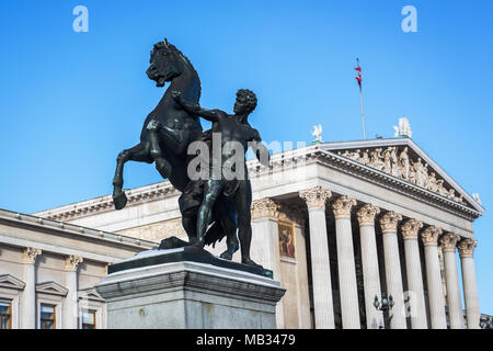 Vienna, il palazzo del parlamento con la scultura cavalier sulla Ringstrasse di Vienna Foto Stock