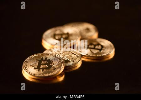 Pila di golden bitcoins come mondo cryptocurrency principale isolato su sfondo nero. Digital web virtuale di denaro elettronico blockchain pagare il finanziamento bancario futuristico di data mining di innovazione per il business Foto Stock