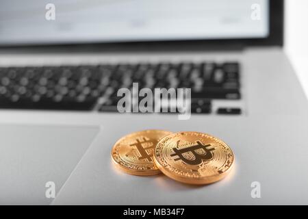 Due golden bitcoins come cryptocurrencies principale posto su argento tastiera portatile. Digital denaro virtuale valuta elettronica blockchain futura tendenza innovative web banking data mining business exchange Foto Stock