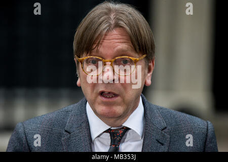 Del Parlamento europeo capo Brexit Guy Verhofstadt lascia Downing Street seguenti Brexit parla con David Davis, Londra, Regno Unito. Dotato di: Guy Verhofstadt dove: London, England, Regno Unito quando: 06 Mar 2018 Credit: Wheatley/WENN Foto Stock