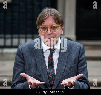 Del Parlamento europeo capo Brexit Guy Verhofstadt lascia Downing Street seguenti Brexit parla con David Davis, Londra, Regno Unito. Dotato di: Guy Verhofstadt dove: London, England, Regno Unito quando: 06 Mar 2018 Credit: Wheatley/WENN Foto Stock