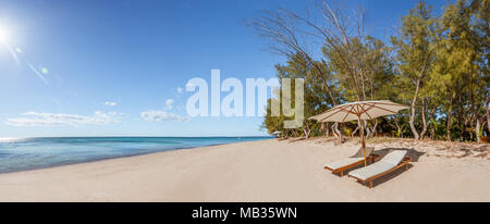 Vista panoramica su un sole spiaggia con lettini e ombrelloni Foto Stock