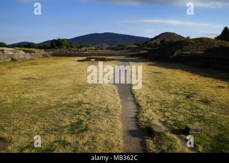 La mattina presto vista sulle piramidi del sole e della luna, Teotihuacan, Messico. Foto Stock