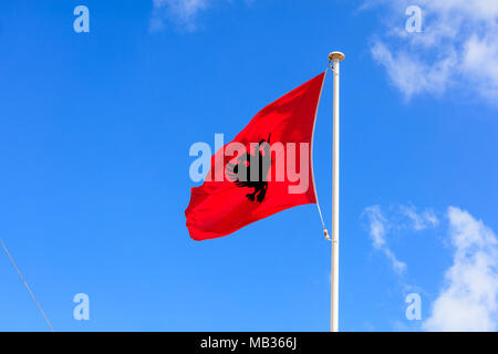 Immagini Stock - Bandiera Albania. Bandiera Albanese Su Un Pennone Che  Ondeggia Su Uno Sfondo Luminoso Cielo Blu. Image 98949761