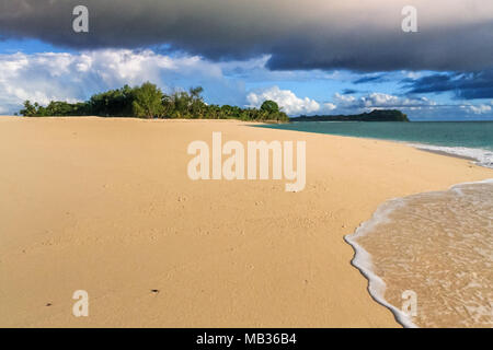 Paesaggio tropicale di Nosy Iranja, a sud di Nosy Be, Madagascar Foto Stock