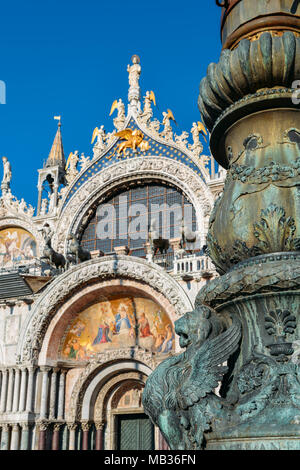 San Marco, Basilica Cattedrale, Chiesa statue mosaici Dettagli Palazzo Ducale Venezia Italia. Foto Stock