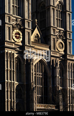 Abbazia di Westminster in serata sole 2000. L'Abbazia di Westminster, formalmente intitolata la chiesa Collegiata di San Pietro a Westminster, è un grande, principalmente abbazia gotica chiesa della città di Westminster, Londra, Inghilterra, appena a ovest del Palazzo di Westminster. È uno del Regno Unito i più importanti edifici religiosi e il tradizionale luogo di incoronazione e di sepoltura per la lingua inglese e, più tardi, monarchi Inglesi. L'edificio stesso era un benedettino chiesa monastica fino a che il monastero è stato sciolto nel 1539. Tra il 1540 e il 1556, l'abbazia aveva lo status di una cattedrale. Dal 1560, th Foto Stock