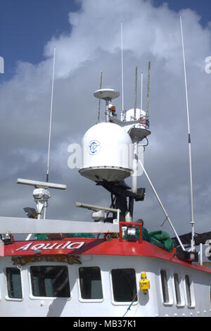 Marine radio e antenne radar montato e di irish peschereccio. Foto Stock