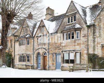 Case di pietra a Burford in inverno la neve. Burford, Cotswolds, Oxfordshire, Inghilterra Foto Stock