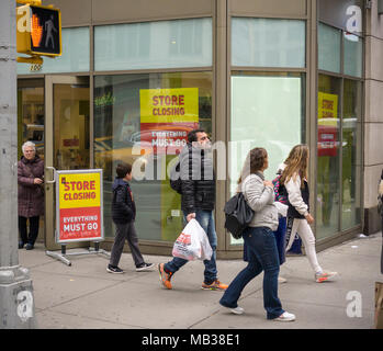 Tutto deve andare a una chiusura di abbigliamento donna store nel quartiere di Chelsea di New York il Mercoledì, 28 marzo 2018. (© Richard B. Levine) Foto Stock