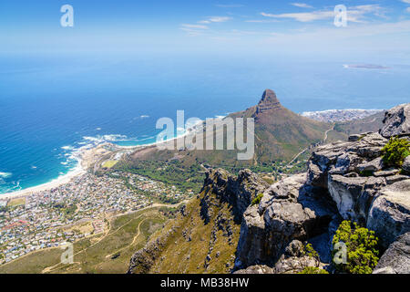 Vista di testa di leone di montagna e di Camps Bay da Table Mountain a Cape Town, Sud Africa Foto Stock