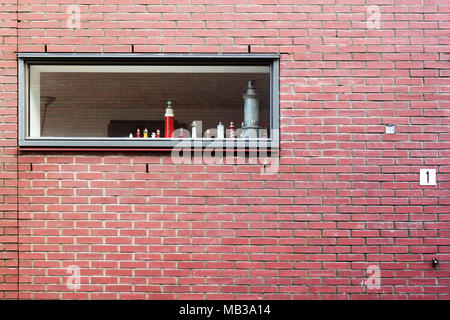 Modelli fisici dei fari nella finestra e muro di mattoni Foto Stock