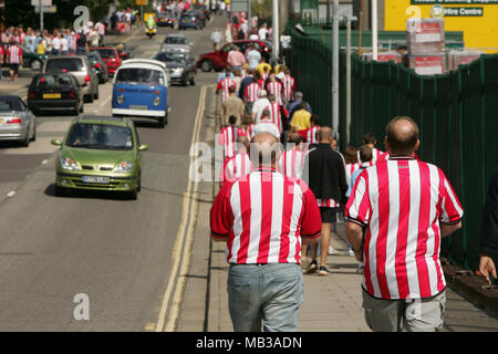 Southampton FC sostenitori rendendo il loro modo di St Marys Stadium il giorno della partita. Foto Stock