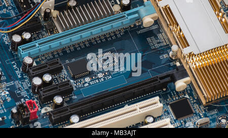 Scheda madre con slot PCI Express e uno slot PCI standard. Visibile il dissipatore di calore Foto Stock