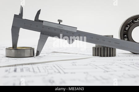 Pinza sul cuscinetto con un piccolo ingranaggio. Foto Stock