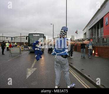 John Anthony Portsmouth Football Club Westwood è uno dei Portsmouths più grande e più riconoscibile di ventole, visto qui in 2005 come Portsmouth tifosi arrivano a St Marys il terreno di Arch Rivals Southampton per riprodurre un FA cup match con aggiunta di spezie come Manager Harry Redknapp lasciato Portsmouth a unirsi a Southampton. Foto Stock